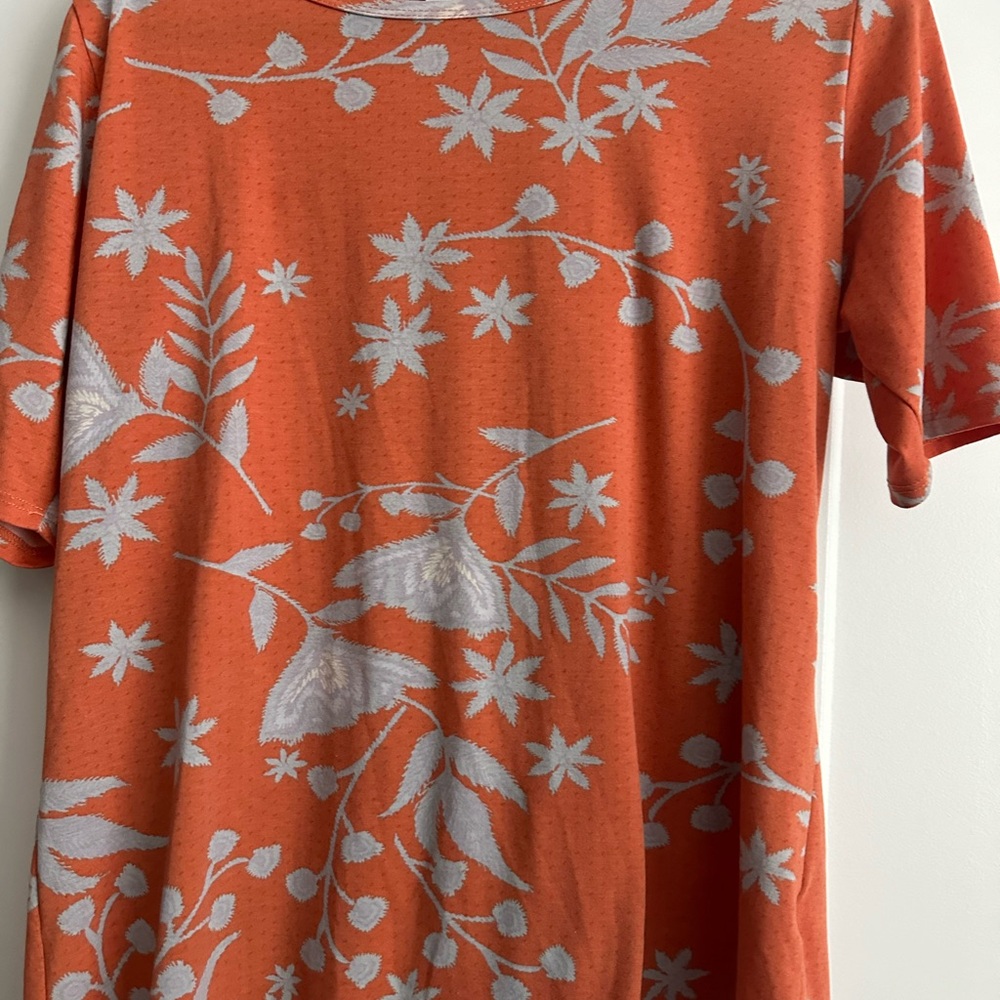 Lularoe GiGi Floral Top XXL runs very small!